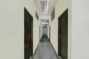 Un pasillo con puertas numeradas 102 y 109, que conduce a habitaciones.