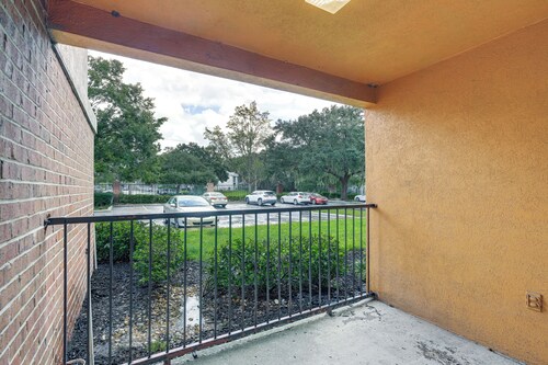 Work, Explore & Unwind! Condo 2 Mi to UF