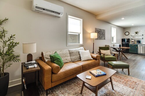 Steps From Downtown Square! 3-apt Group Escape