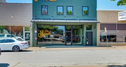 Steps From Downtown Square! 3-apt Group Escape