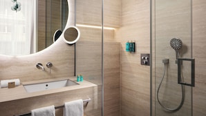 A modern bathroom with a large mirror, a sink, and a shower. - R18 Residences Prague (Hlavní město Praha)
