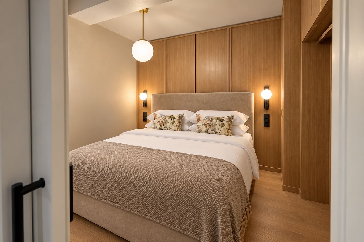 Familie appartement, 2 slaapkamers | Een kluis op de kamer, verduisterende gordijnen, geluiddichte muren