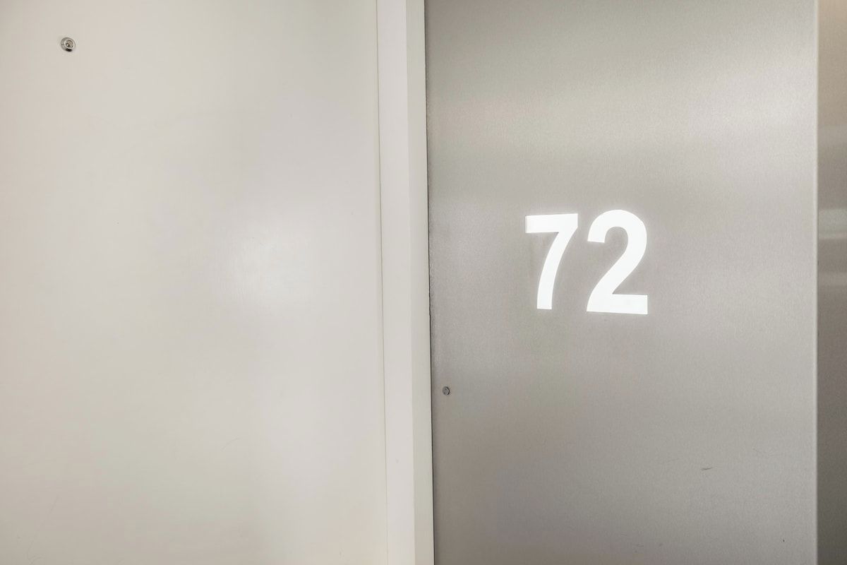 Une porte portant le numéro 72.