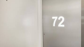 Une porte portant le numéro 72.