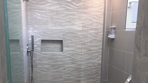 A modern bathroom with a glass-enclosed shower, a toilet, and a vanity. - Labyrinth Hotel (Georgioupoli, Crete)