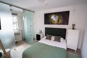 Double Room, Balcony, Garden View | Free WiFi, bed sheets - Aurora Hostel - Suítes e Dormitórios  (Angra do Heroísmo)