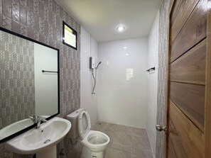 Ein Badezimmer mit Waschbecken, Toilette und Dusche.