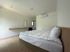 A bedroom with a bed, a wooden floor, a white wall, and a ceiling with recessed lighting. - Cozy 1-bedroom bungalow in perfect Phuket with AC included (Phuket)
