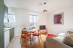 Eine moderne Wohnung mit Essbereich, Küche und Wohnraum.