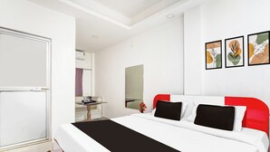 Een moderne slaapkamer met een bed, een bureau en een spiegel.