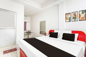 Ein modernes Schlafzimmer mit einem Bett, einem Schreibtisch und einem Spiegel.