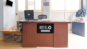 En hotellreception med en skylt som visar att den bemannas av företagets personal.