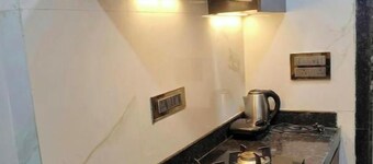 Luxe Urban Premium Retreat -1 BR King-bath-kitchen