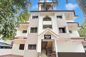 Un hotel de varios pisos con un letrero que indica que cuenta con servicios de empresa.