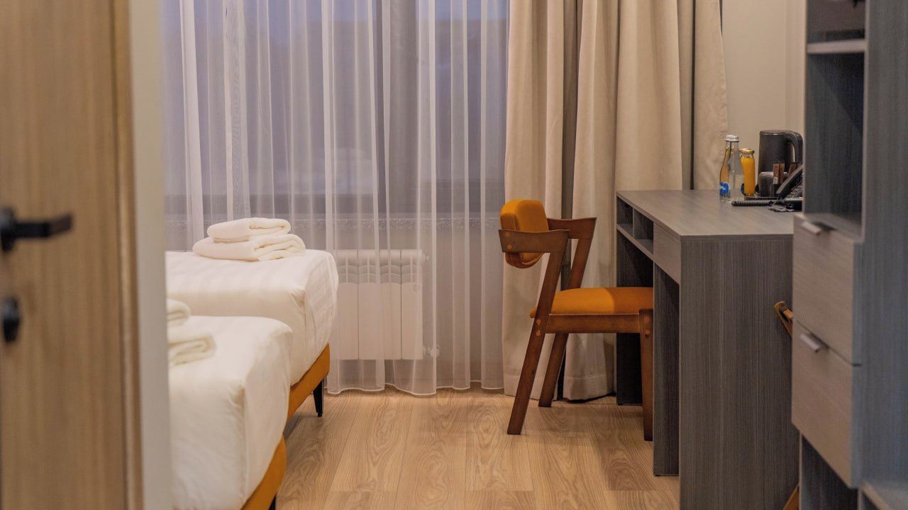 Habitación Confort con 1 cama doble o 2 individuales, no fumadores | Caja fuerte, escritorio, espacio para trabajar con un portátil