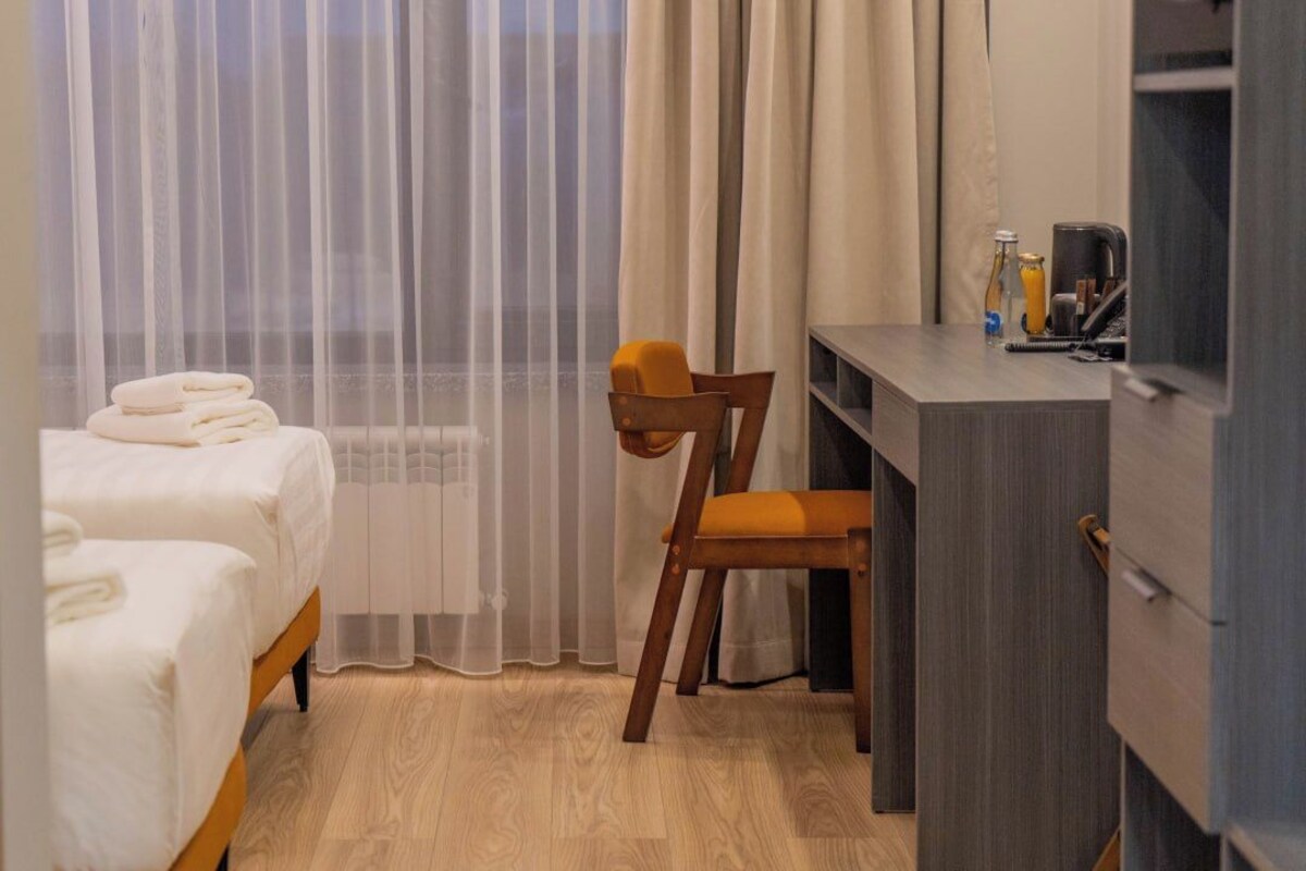 Kahden hengen comfort-huone (yksi tai kaksi sänkyä), tupakointi kielletty | Tallelokero huoneessa, työpöytä