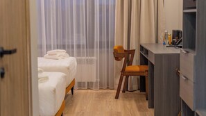 Kahden hengen comfort-huone (yksi tai kaksi sänkyä), tupakointi kielletty | Tallelokero huoneessa, työpöytä