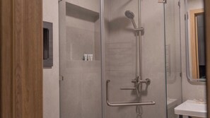 Kamar Double atau Twin Comfort, Bebas Asap Rokok | Kamar mandi | Shower, pengering rambut, sandal, dan handuk