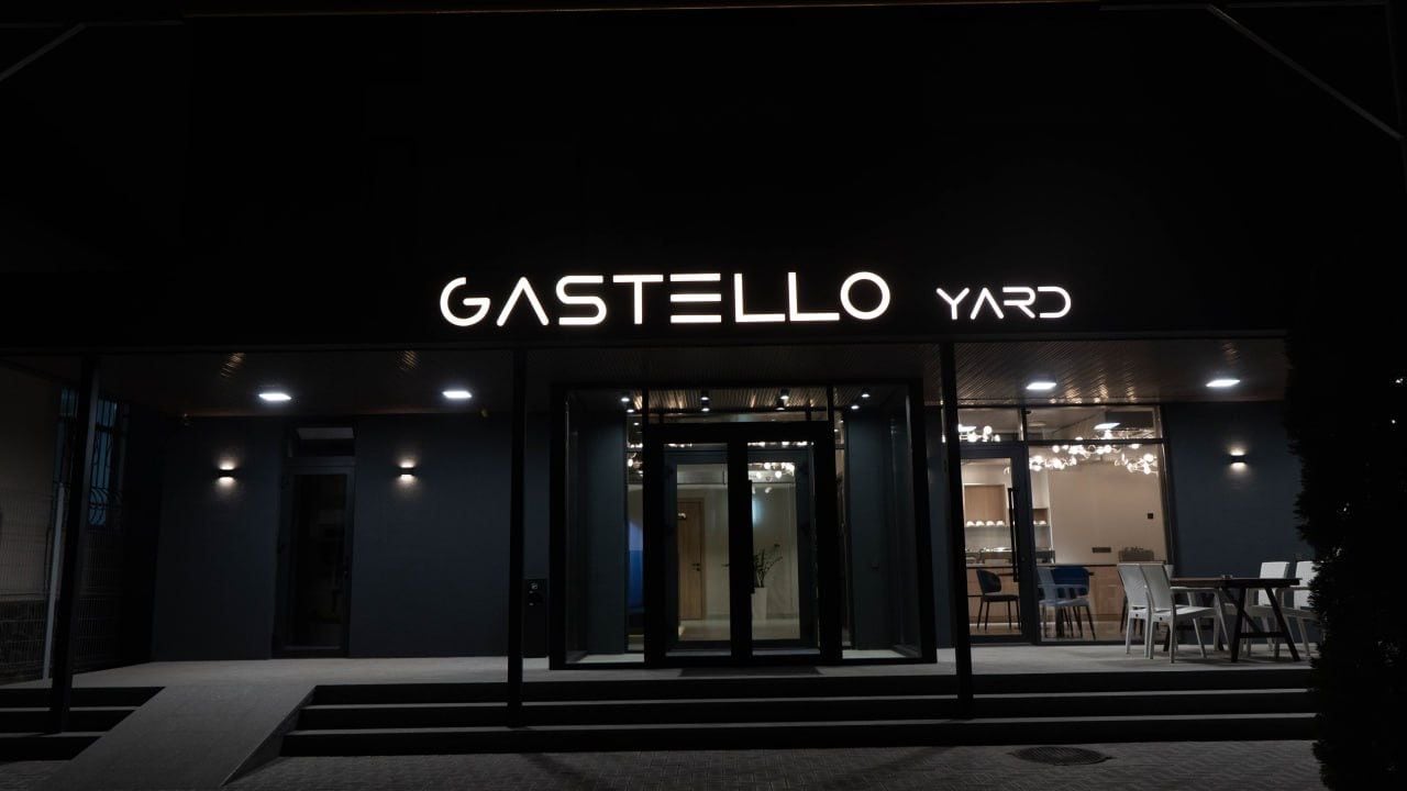 Ein Gebäude mit einem Schild, auf dem 'GASTELLO YARD' steht.
