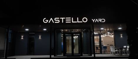 A building with a sign that reads 'GASTELLO YARD.'