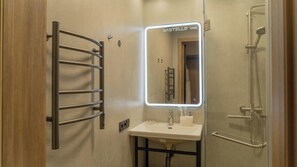 Shower, pengering rambut, sandal, dan handuk