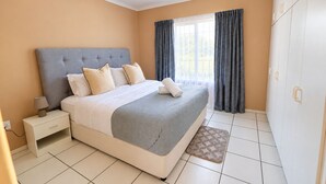 Una camera da letto con un letto, un comodino e un armadio.