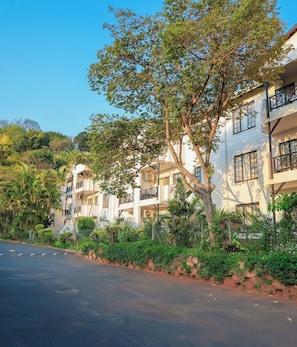 A multi-story building with balconies and a road in front. - Westridge Cozy Haven Fast WI-FI.Peace fully and comfortable (Berea)