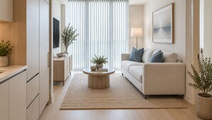 Ein modernes Wohnzimmer mit einer Couch, einem Couchtisch und einem Fernseher.