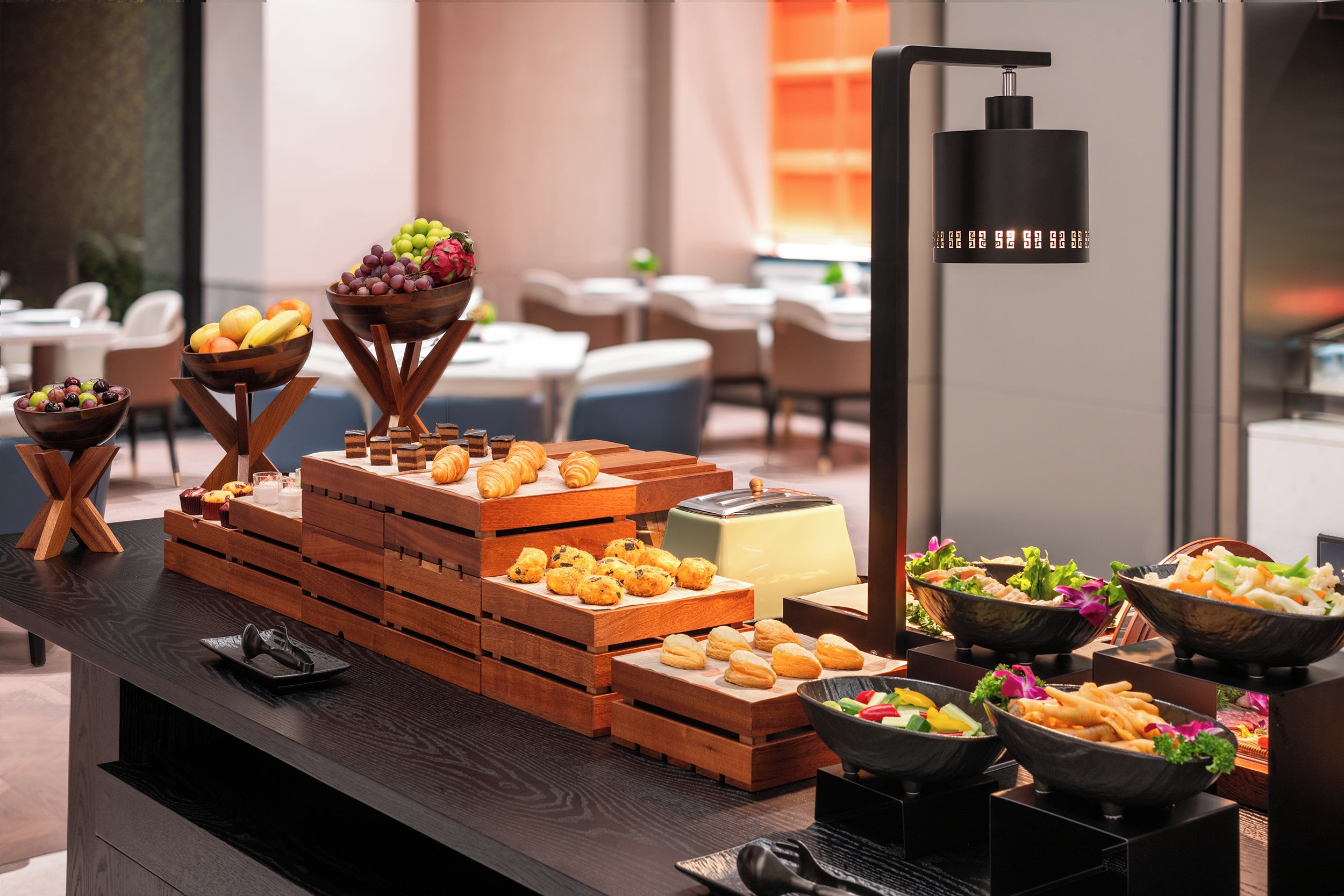 Un buffet proposant une variété de plats et une horloge numérique.