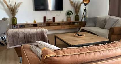Le Pignole · 2-bedroom apartment with AC and parking · Shared pool and garden · Sleeps 5