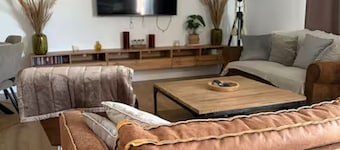 Le Pignole · 2-bedroom apartment with AC and parking · Shared pool and garden · Sleeps 5