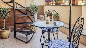 Estudio, vistas a la ciudad | Restaurante al aire libre