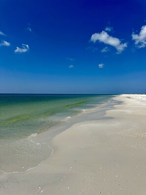 En strand med klart vatten och en sandstrand.