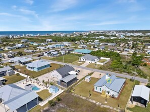 A residential area with houses, a swimming pool, and a beach. - La Buena Vida is a 3BD/3BA, newly built home w/modern amenities, screened-in por (Mexico Beach)