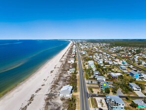 Eine Wohngegend an der Küste mit Strand, Häusern und einer Straße.