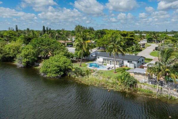 Zona residencial con piscina, casas y un río.