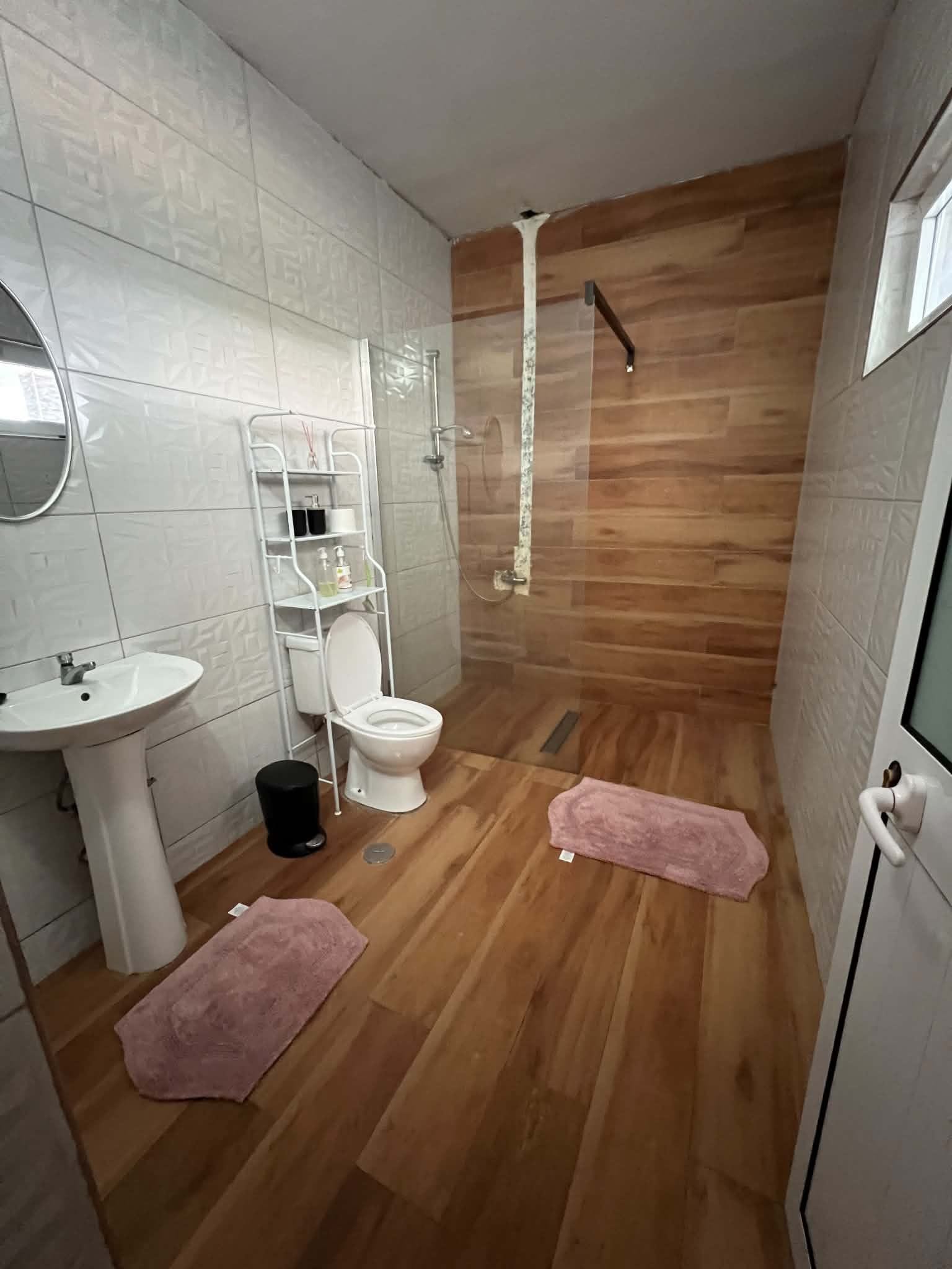 Ein Badezimmer mit Toilette, Waschbecken und Dusche.