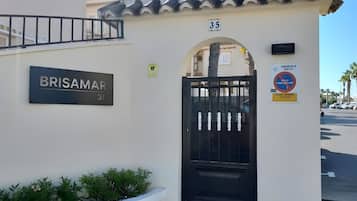 Un bâtiment avec une enseigne indiquant « BRISAMAR 35 » et un portail noir.
