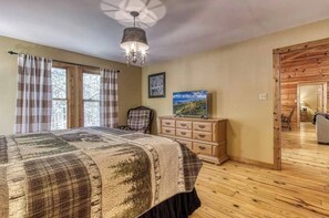 Room - Serene 4BR Cabin - Hot tub & Game Room - Townsend (Townsend)