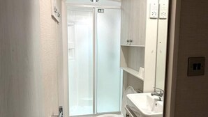 Un baño pequeño con inodoro, lavamanos y espejo.