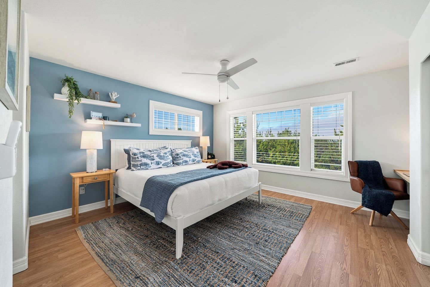 Desk, travel crib, WiFi (free), bed sheets