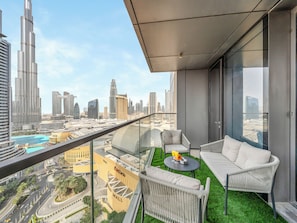 A balcony with a city view, including a tall building and a mall. - Kensington Iconic Burj View Dubai Mall (Dubai)