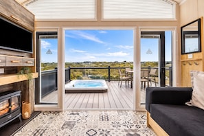 Un balcón con jacuzzi, mobiliario de exterior y vistas al paisaje.