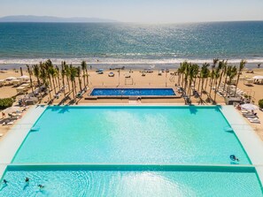 A swimming pool with a view of the beach and ocean. - Aria 3BR Private Jacuzzi & Terrace Nuevo Vallarta (Nuevo Vallarta)