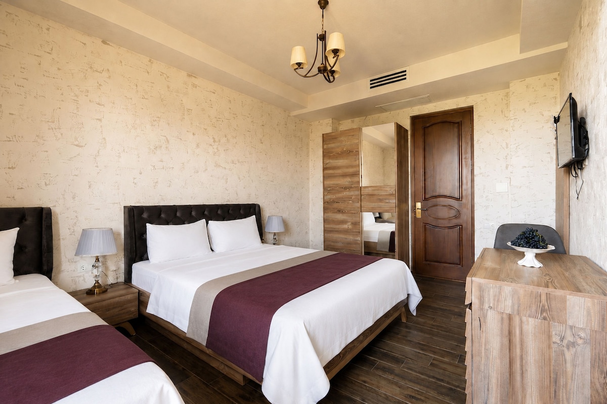 In-room safe, soundproofing, WiFi (free)