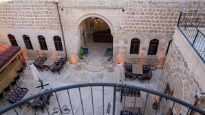 Outdoor dining - Sargon Hotel & Cafe (Midyat)