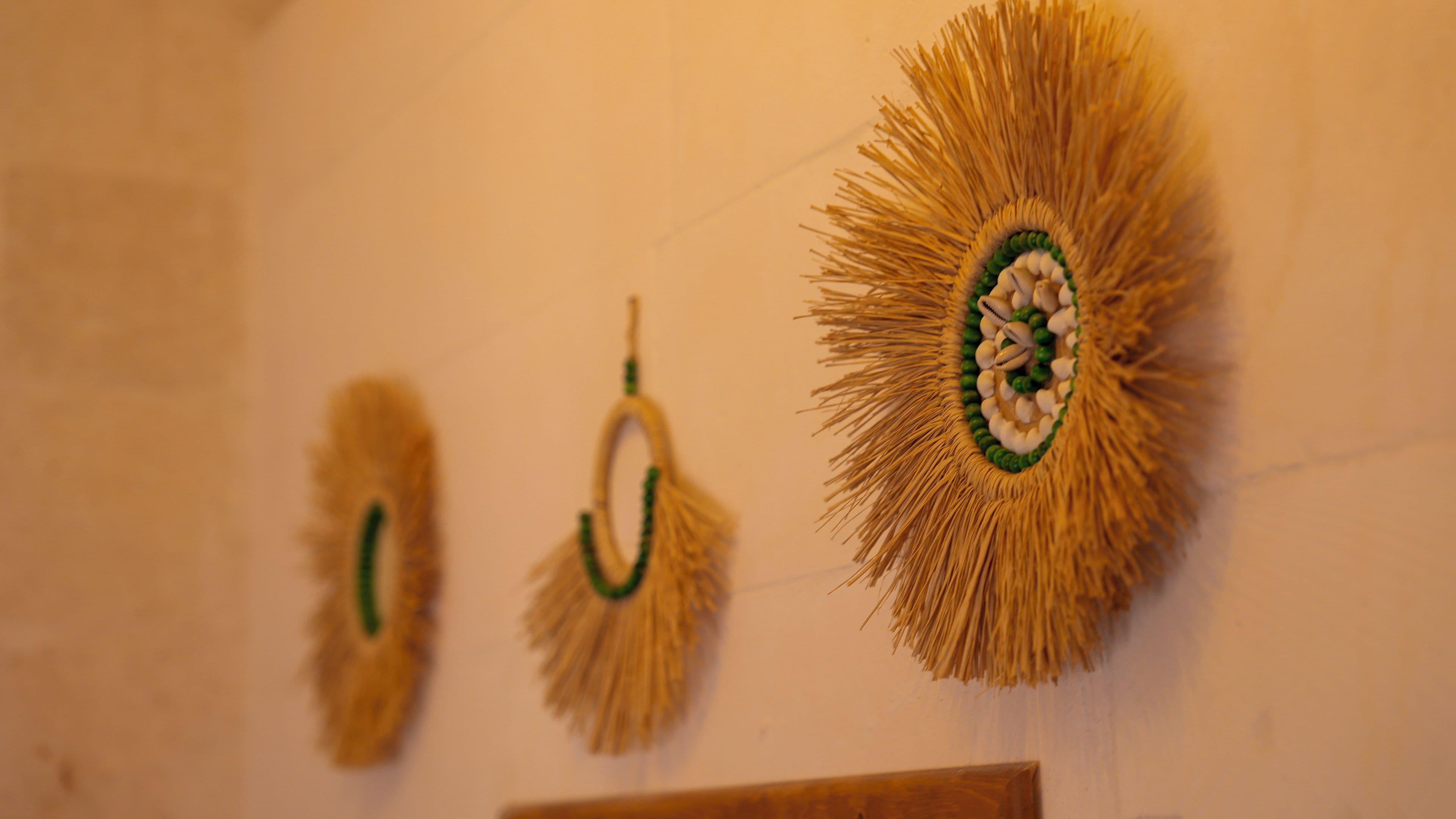 Decoraciones de pared con un diseño circular central y un lazo para colgar.