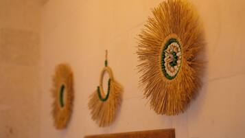Decoraciones de pared con un diseño circular central y un lazo para colgar.