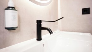 Shower, hair dryer, towels, soap - Alora Hotel Madrid Alcorcón (Alcorcón)