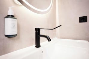 Ducha, secador de pelo, toallas y jabón